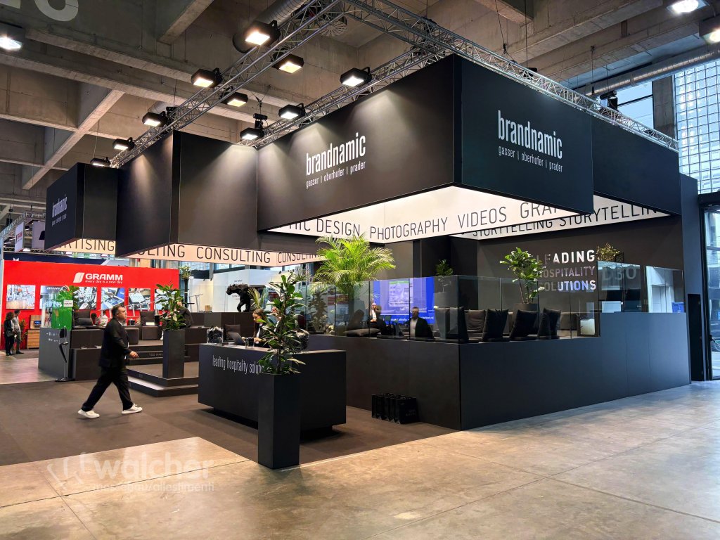 Stand Brandnamic a HOTEL 2024, Fiera Bolzano, realizzato da Walcher Messebau
