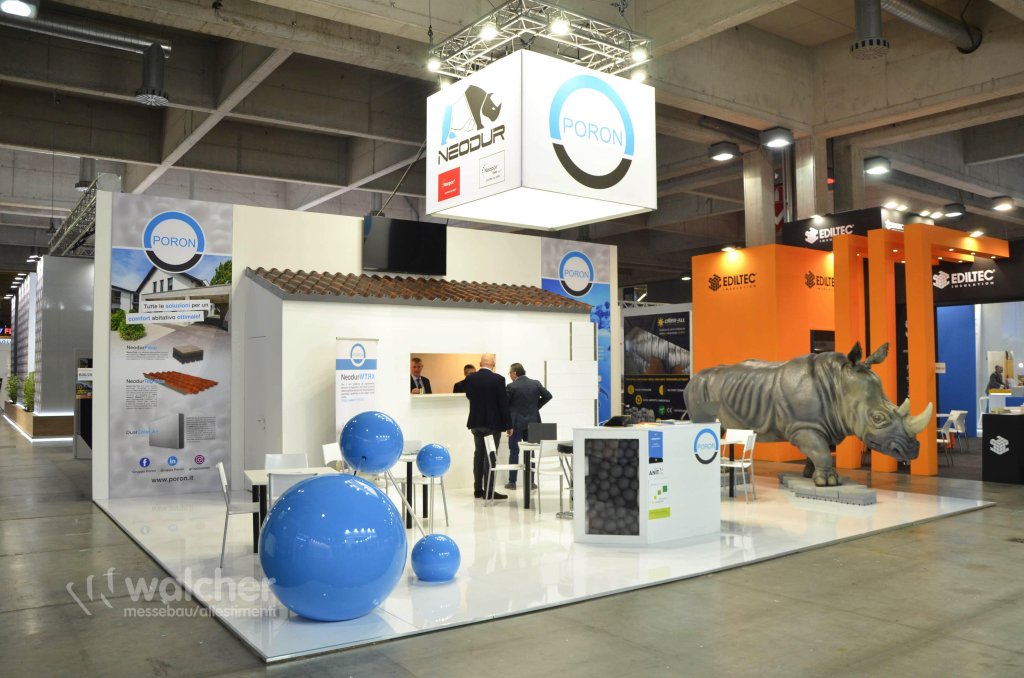 Messestand Poron auf der Klimahouse 2024 in Bozen, realisiert von Walcher Messebau