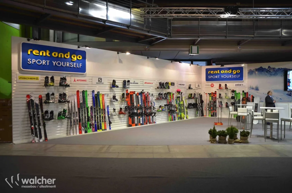 Messestand Rent and Go auf der Prowinter 2018 in Bozen, realisiert von Walcher Messebau