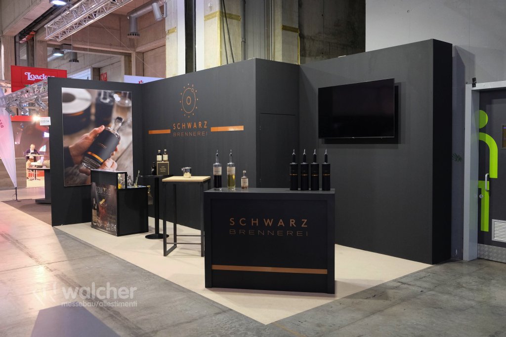 Stand Schwarz Brennerei a HOTEL 2024, Fiera Bolzano, realizzato da Walcher Messebau