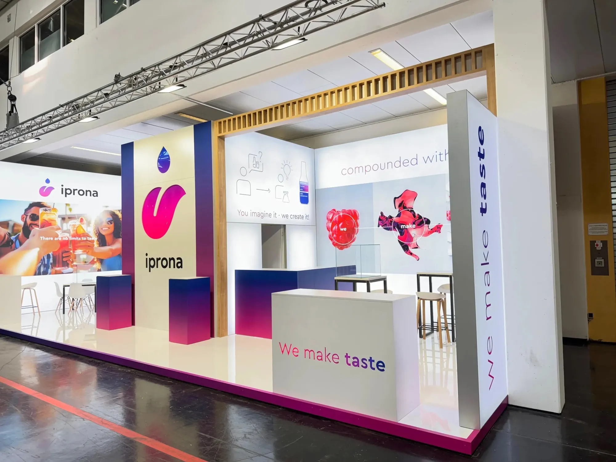 Stand fieristico con stampe su tessuto, realizzato da Walcher Messebau